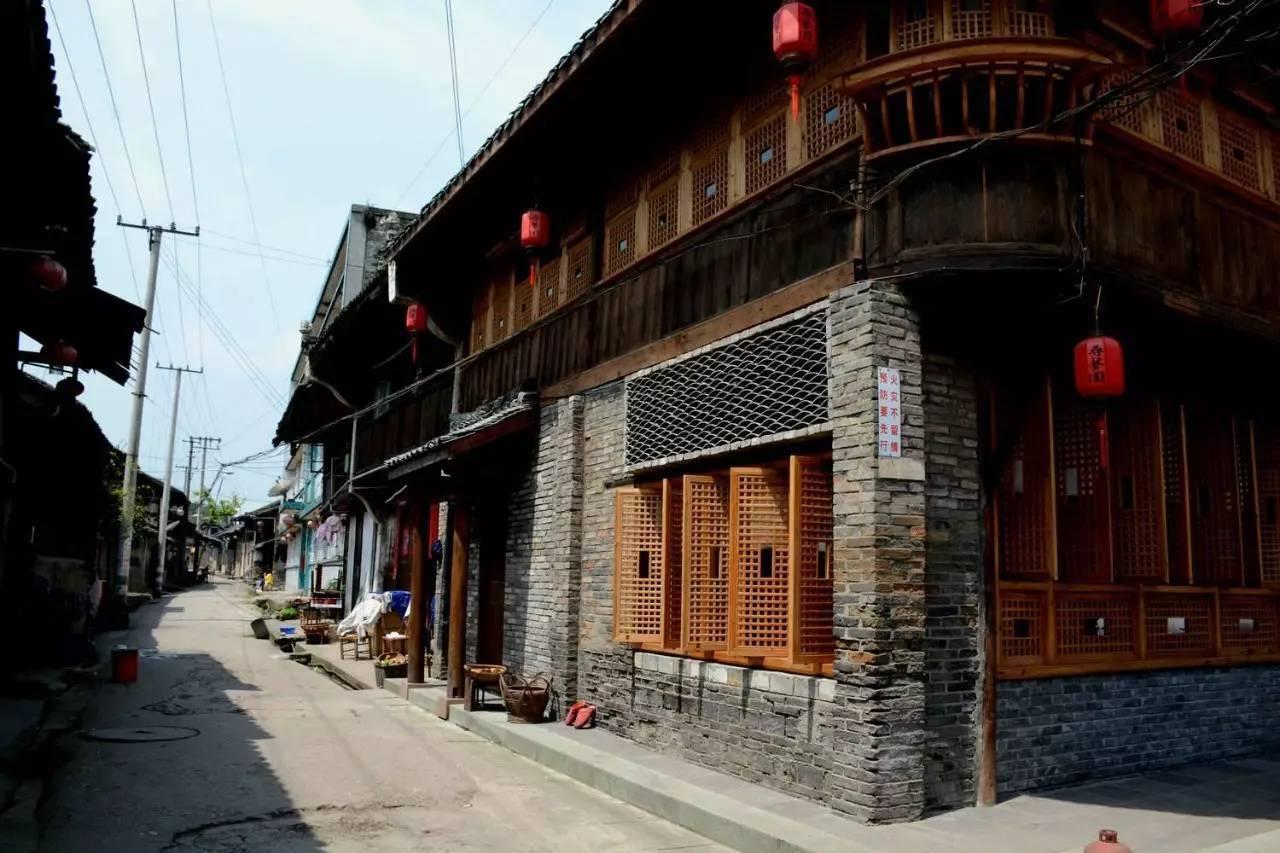 一男子当街攻击路人，热心市民挺身而出